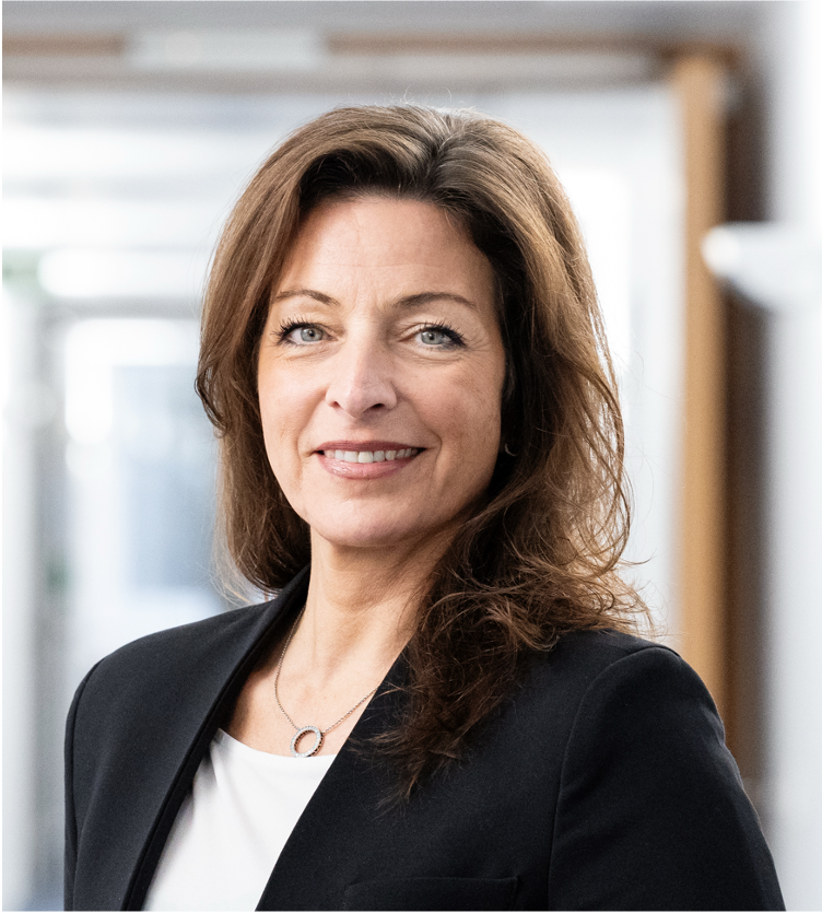 Portrait Miriam Rohloff: Eine Frau im schwarzen Blazer.